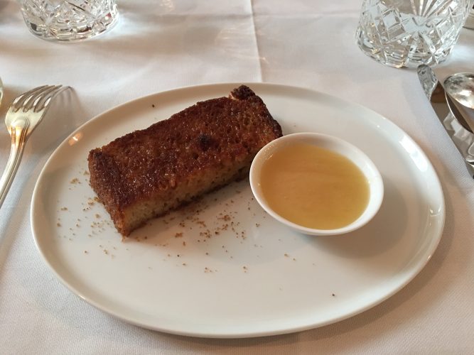 Splitting a 20 € French toast to stay frugal