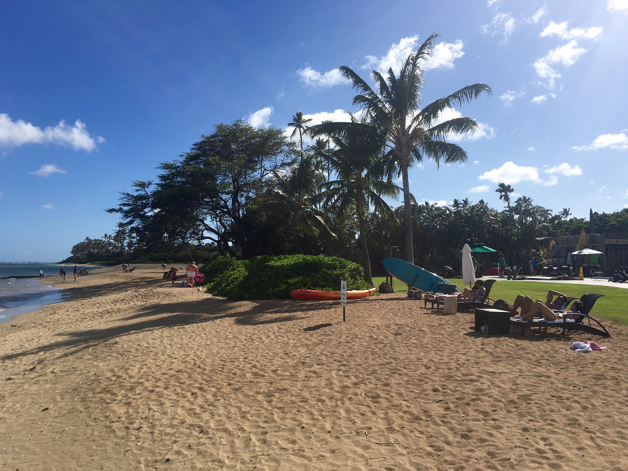 To the right of the Members Only sign are the rich members of Waialae CC. To the left or regular folks. Beaches are public. Life is the same!